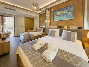 Une chambre d’hôtel avec deux lits, un grand tableau, des boiseries et une vue sur l’extérieur, accessible par une porte coulissante.