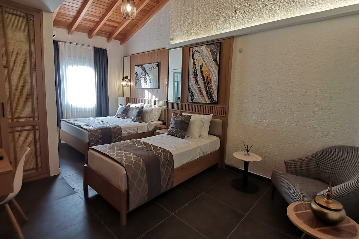Deluxe Triple Room | 1 bilik tidur, bar mini, peti besi dalam bilik
