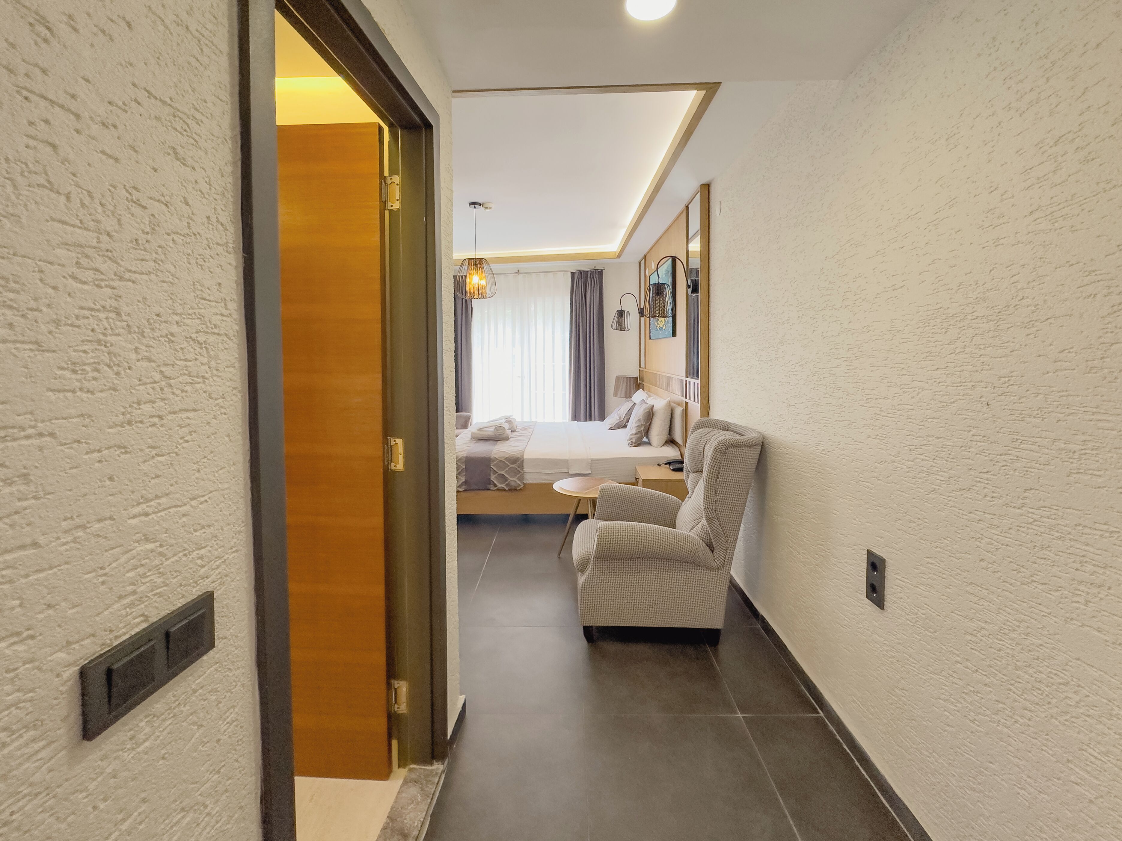 Corner Suite | Minibar, Zimmersafe, individuell dekoriert, Schreibtisch
