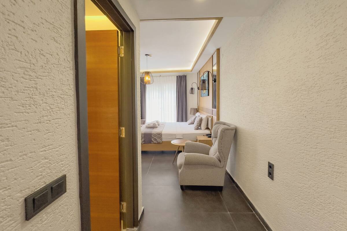Corner Suite | Minibar, in-room safe, desk, laptop workspace
