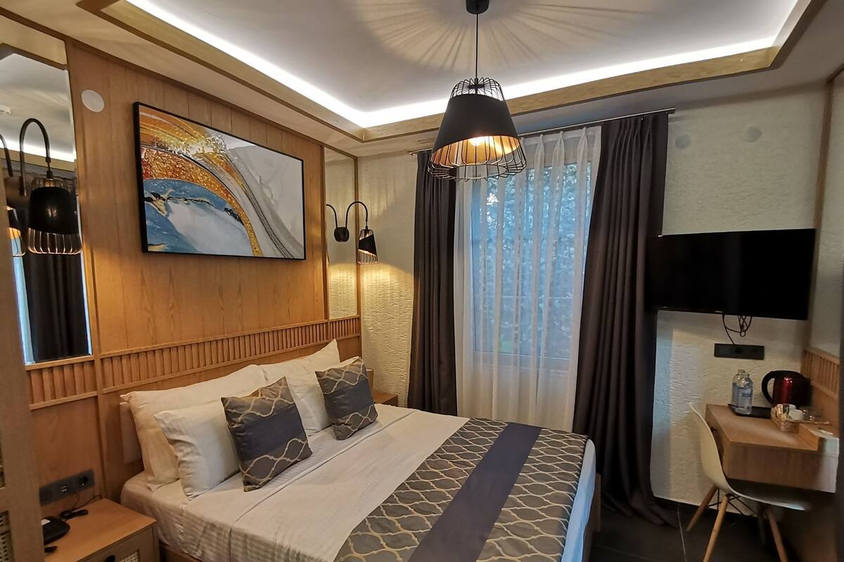 Standard Pool View | Minibar, in-room safe, desk, laptop workspace