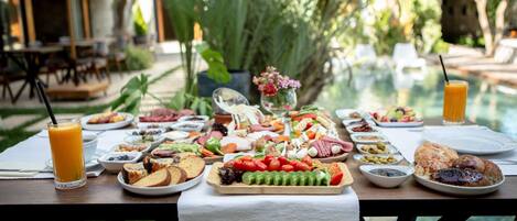 Outdoor pool, free pool cabanas, pool umbrellas