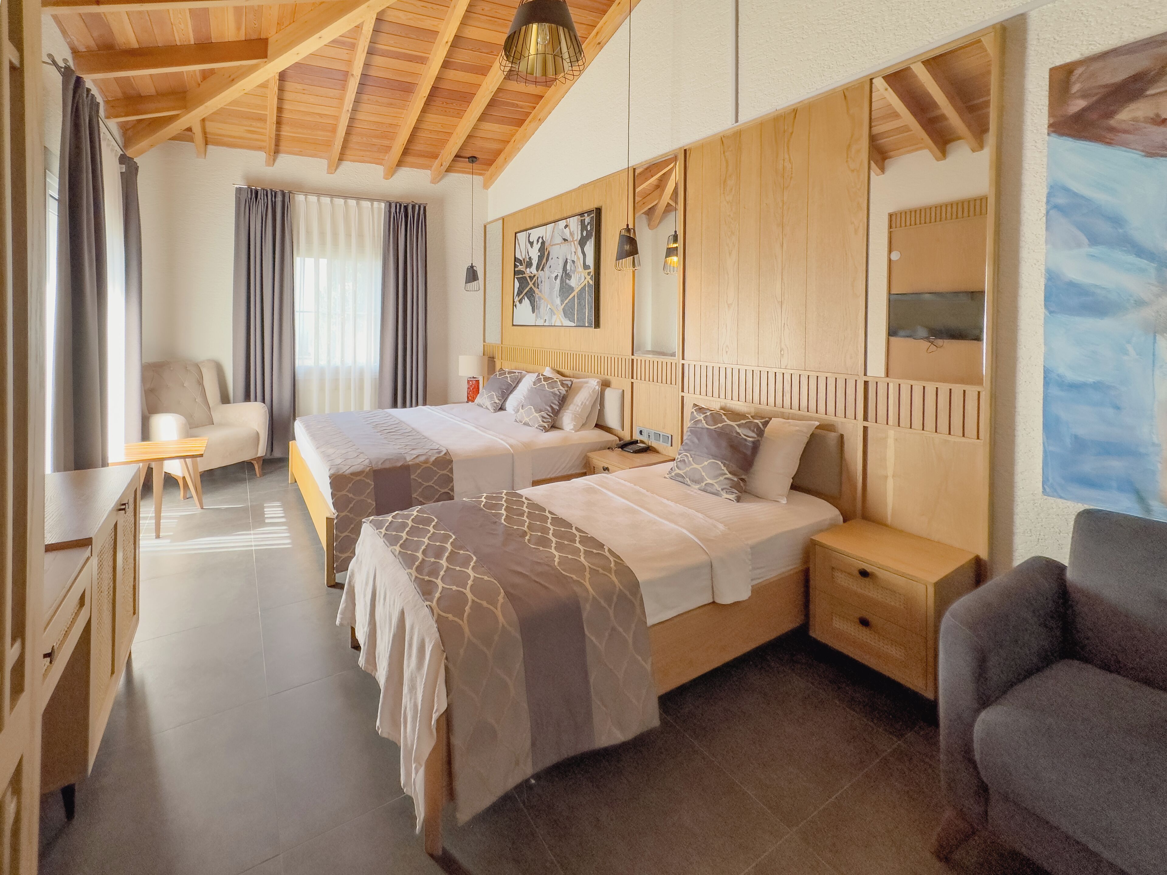 Deluxe-Dreibettzimmer | Minibar, Zimmersafe, individuell dekoriert, Schreibtisch