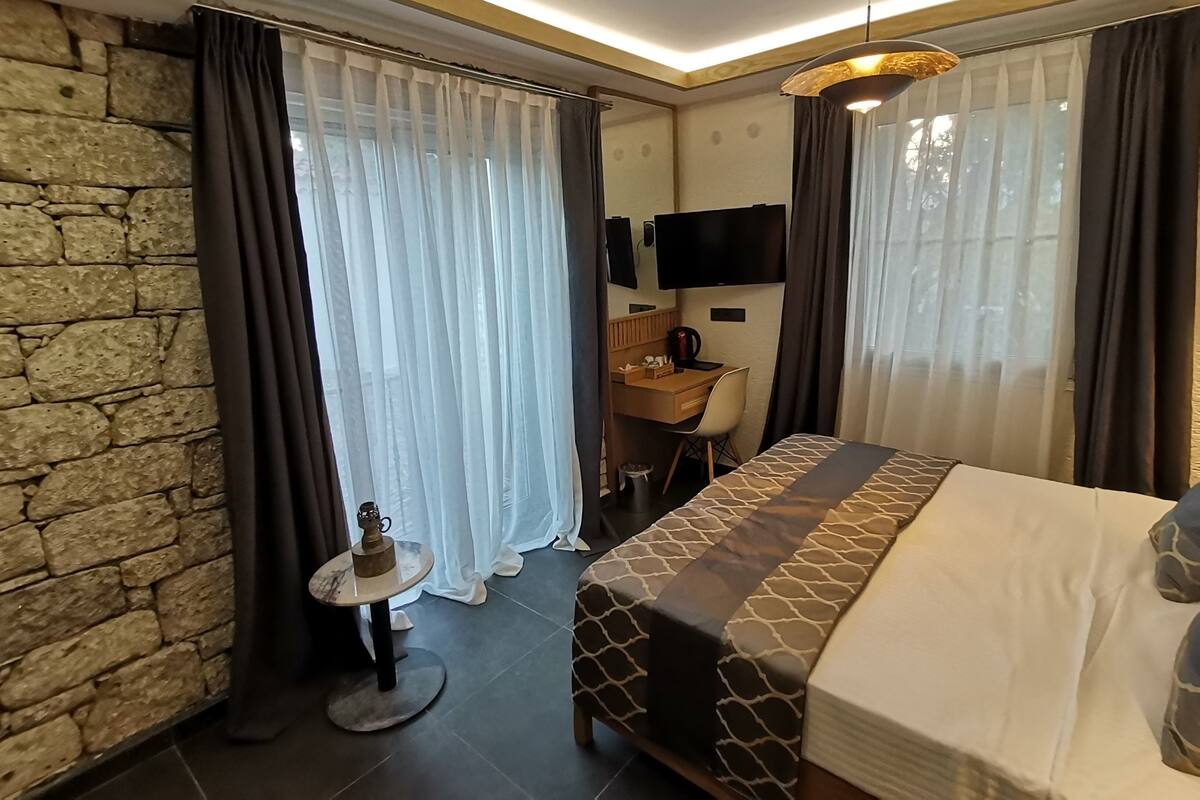 Standard Room | Minibar, in-room safe, desk, laptop workspace