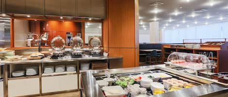 Se ofrece un desayuno bufé (1800 JPY por persona)