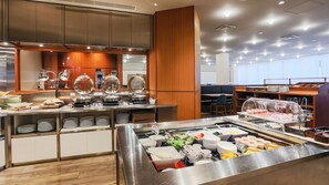 Desayuno buffet diario (JPY 1800 por persona)