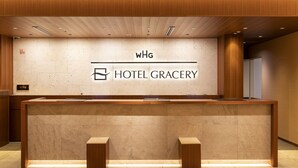 Una recepción de hotel con un letrero que dice 'WHG HOTEL GROCERY'.