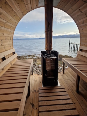 Sauna, hot tub