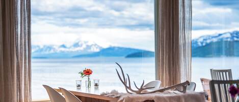 Frühstück, Mittagessen, Abendessen, lokale Küche