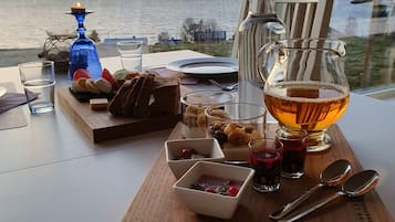 Desayuno con opciones de la cocina local incluido todos los días 