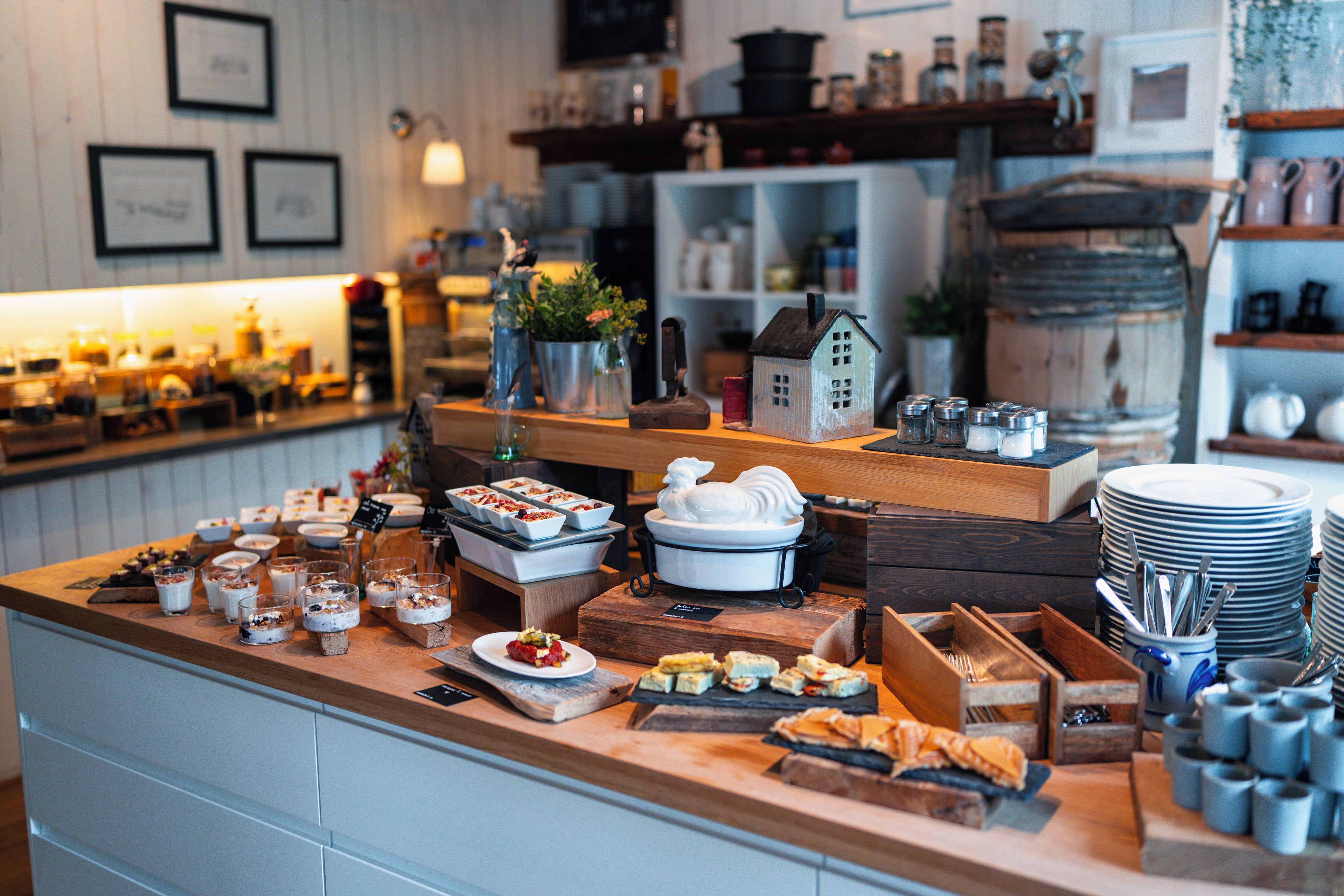 Un tavolo da buffet con diversi cibi e utensili.