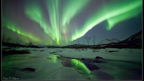 A snowy landscape with a frozen river reflecting the night sky. - Yggdrasil Farmhotel Retreat, Spa & Yoga (Tromsø)