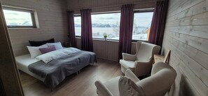 Egyptian cotton sheets, down duvets, pillow-top beds, soundproofing - Yggdrasil Farmhotel Retreat, Spa & Yoga (Tromsø)