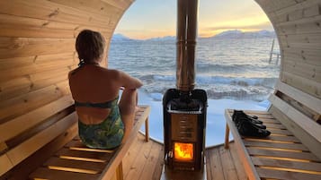 Sauna, hot tub