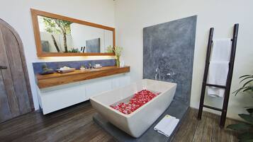 Combined shower/tub, free toiletries