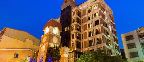 Vista frontal de la propiedad por la tarde o noche