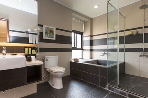 Free toiletries, hair dryer, slippers, towels - F Hotel Sanyi (Sanyi)