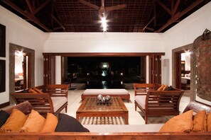 Villa, 4 habitaciones, alberca privada, vista a la alberca | Área de sala de estar | Televisión de pantalla plana y reproductor de DVD 