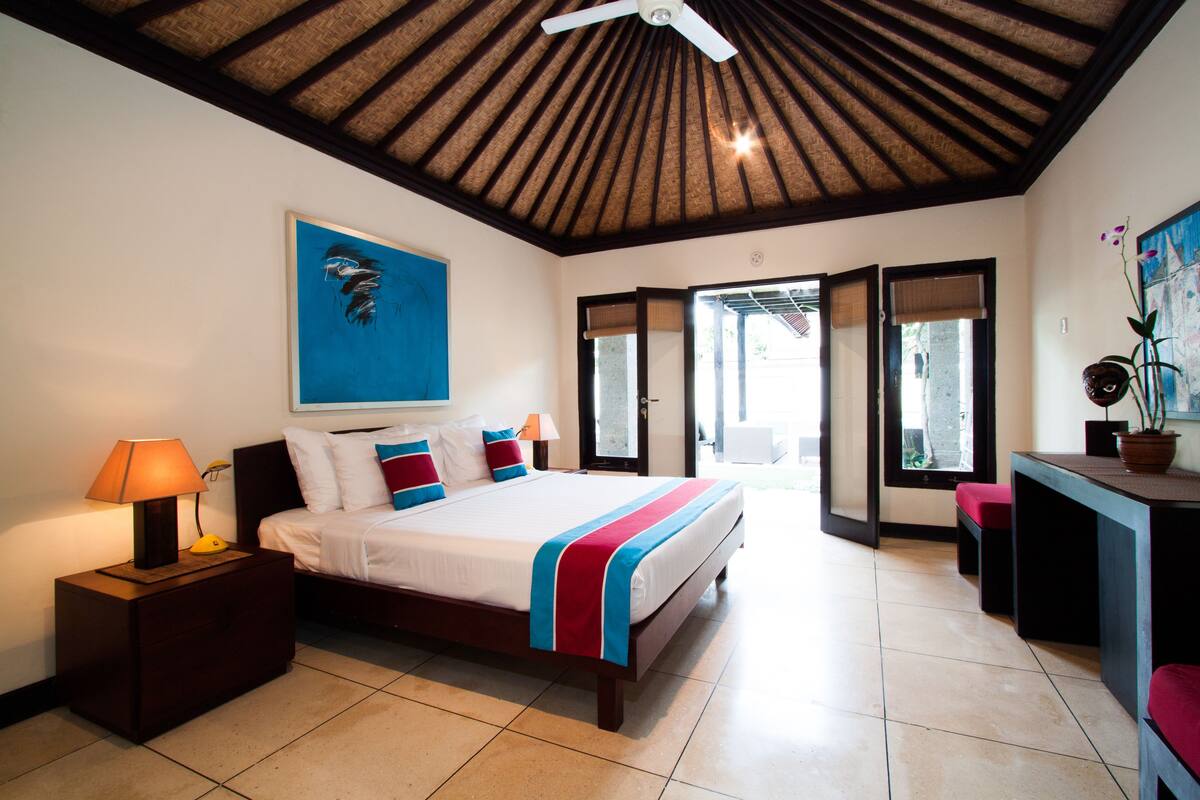 Vila, 5 quartos, piscina particular, vista para a piscina | Roupas de cama premium, cofres nos quartos, escrivaninha