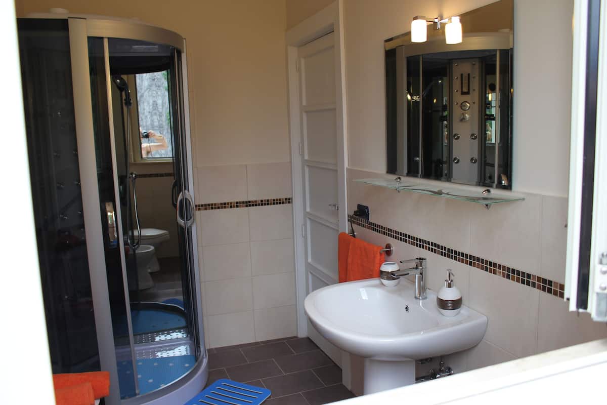 Deluxe Apartment, Mountain View (Varadero) | Bathroom | Shower, free toiletries, hair dryer, bidet