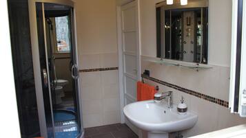 Deluxe Apartment, Mountain View (Varadero) | Bathroom | Shower, free toiletries, hair dryer, bidet
