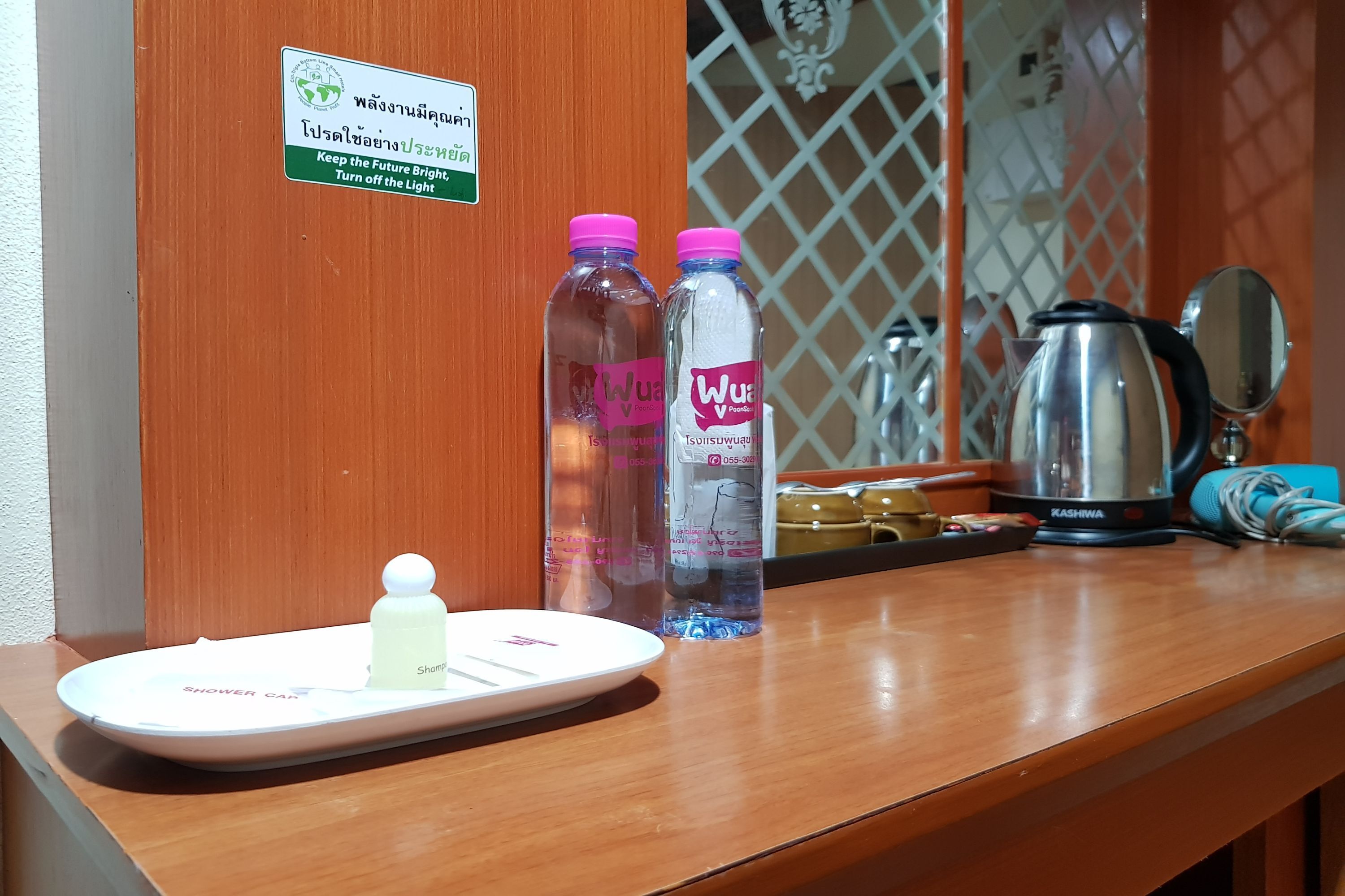 desk, free wifi, bed sheets