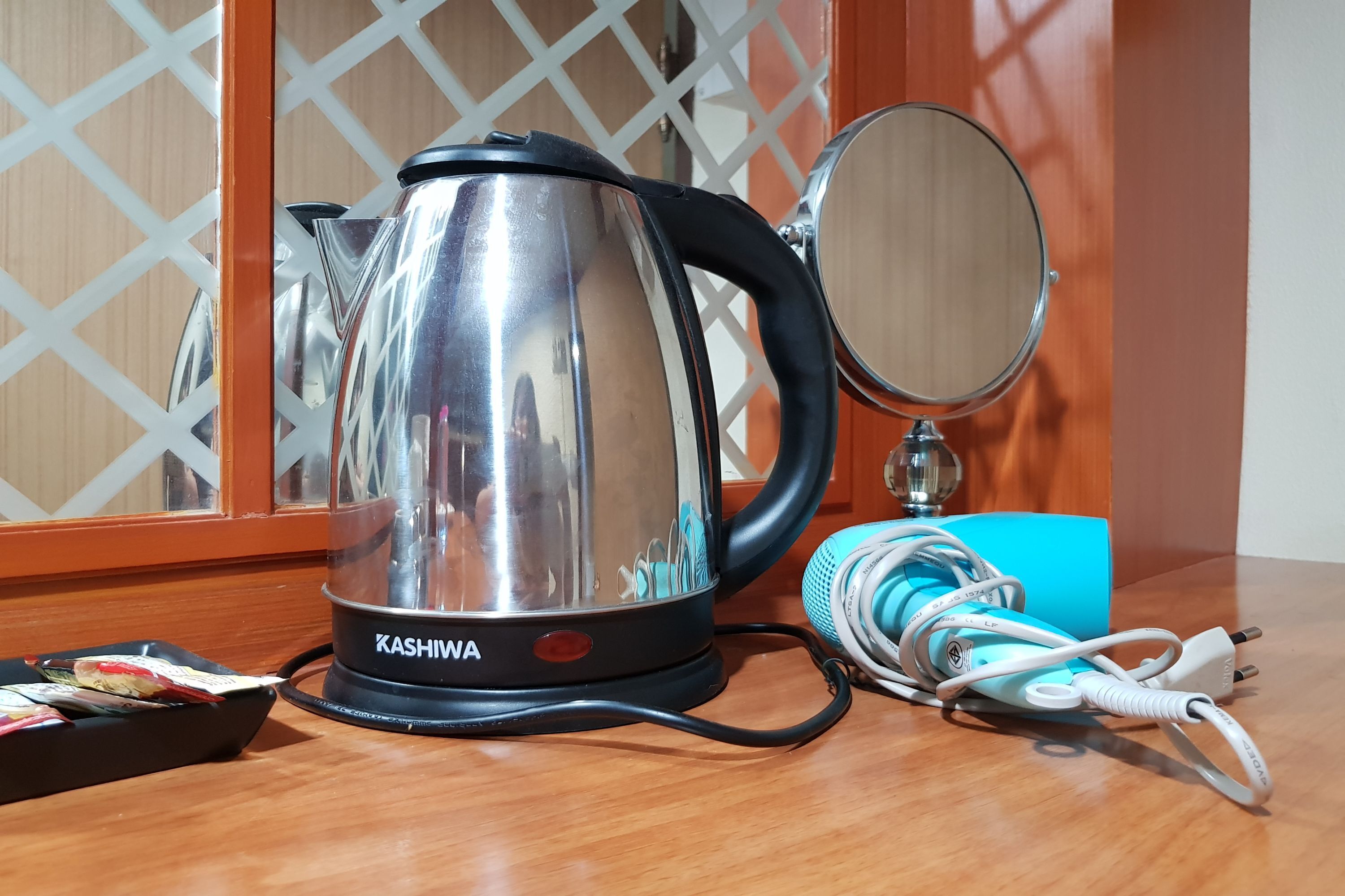 desk, free wifi, bed sheets