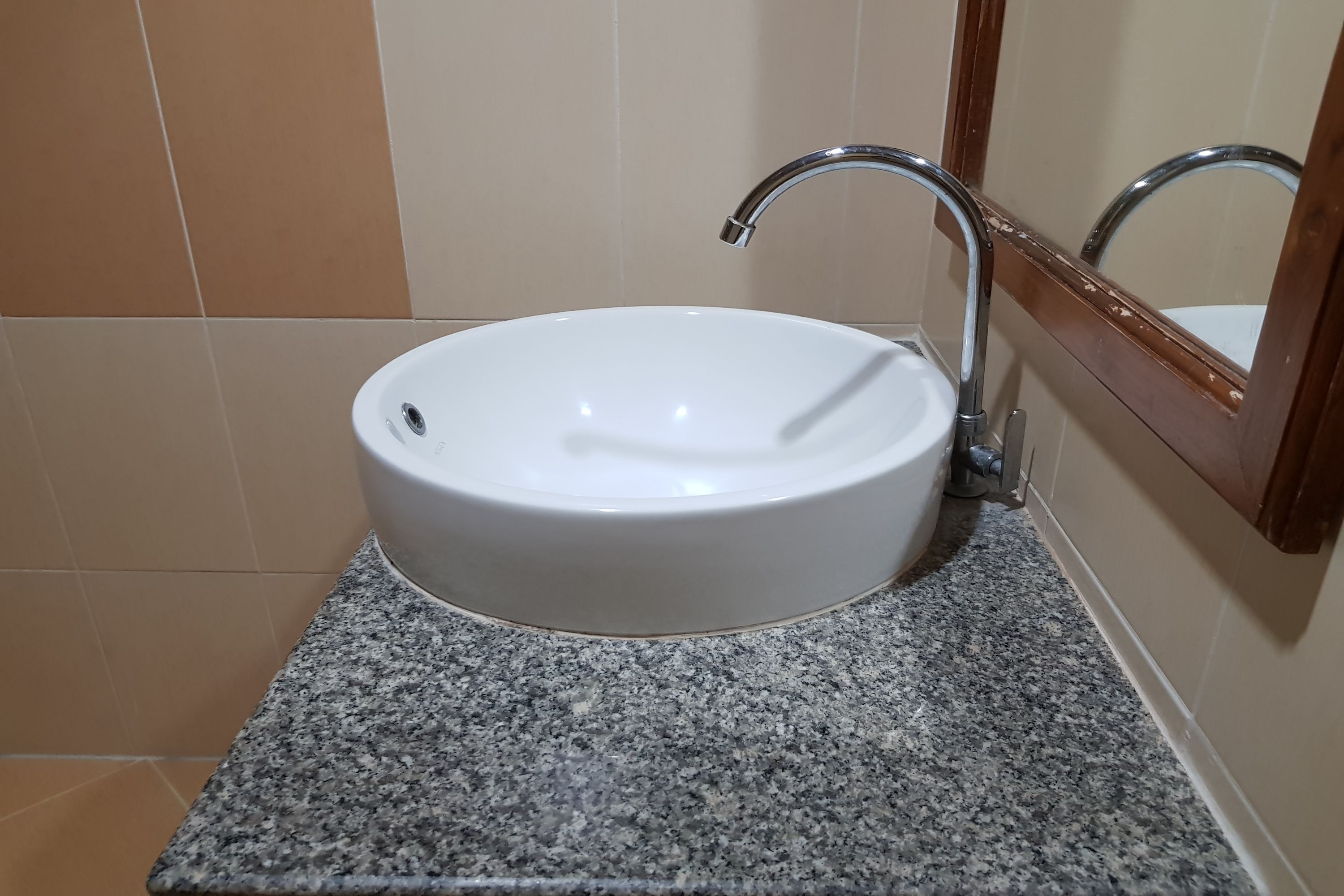 standard double room | bathroom | shower, free toiletries, towels