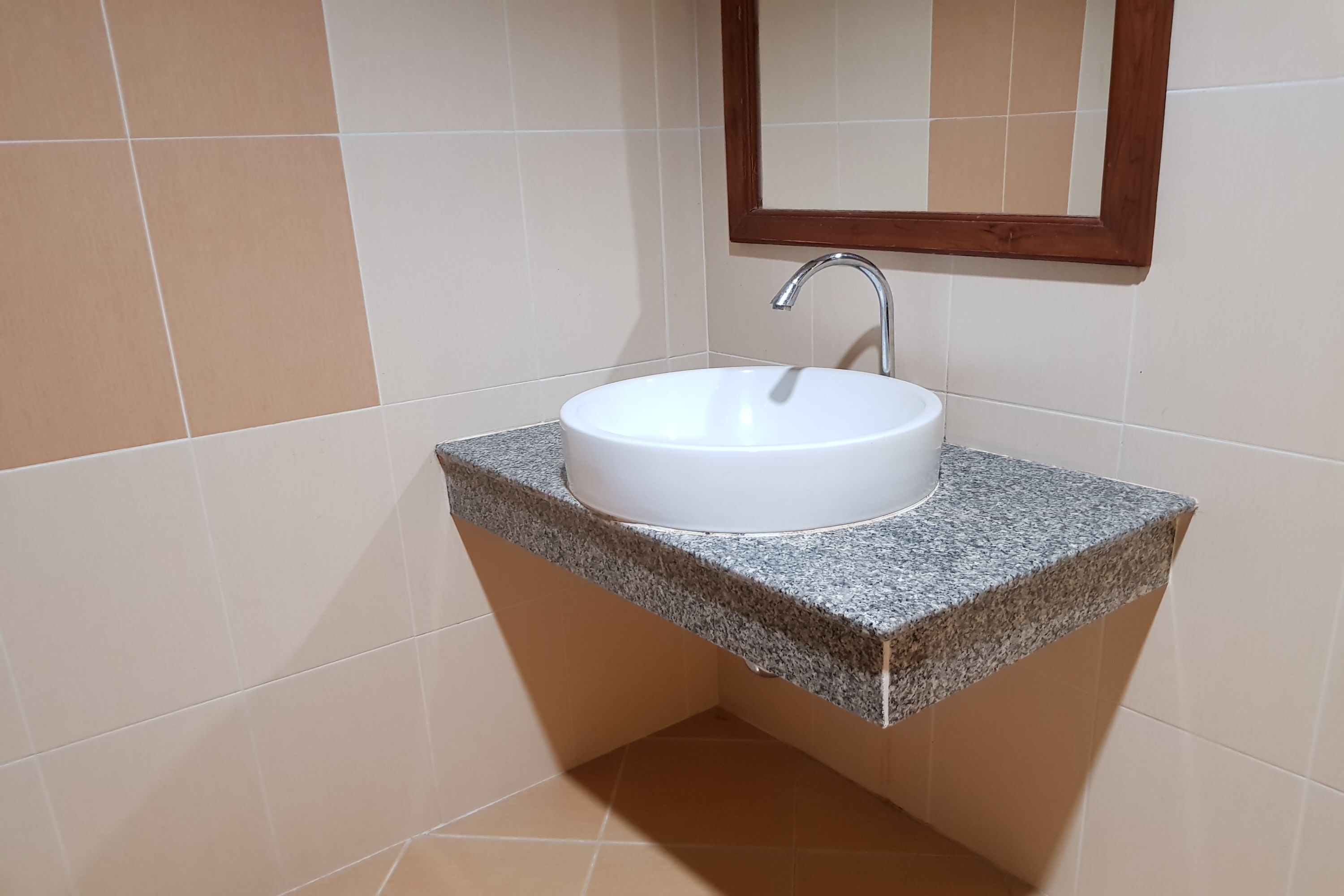 deluxe twin room | bathroom | shower, free toiletries, towels