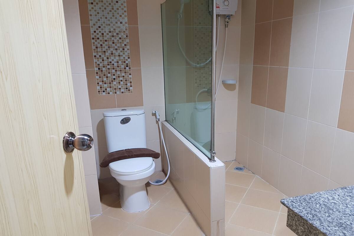 standard double room | bathroom | shower, free toiletries, towels