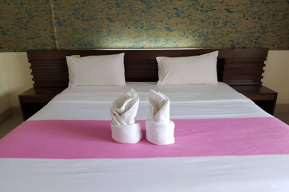 standard double room | desk, free wifi, bed sheets