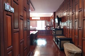 Escritorio, wifi gratis y ropa de cama