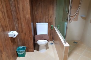 Ducha, artículos de tocador gratuitos, toallas