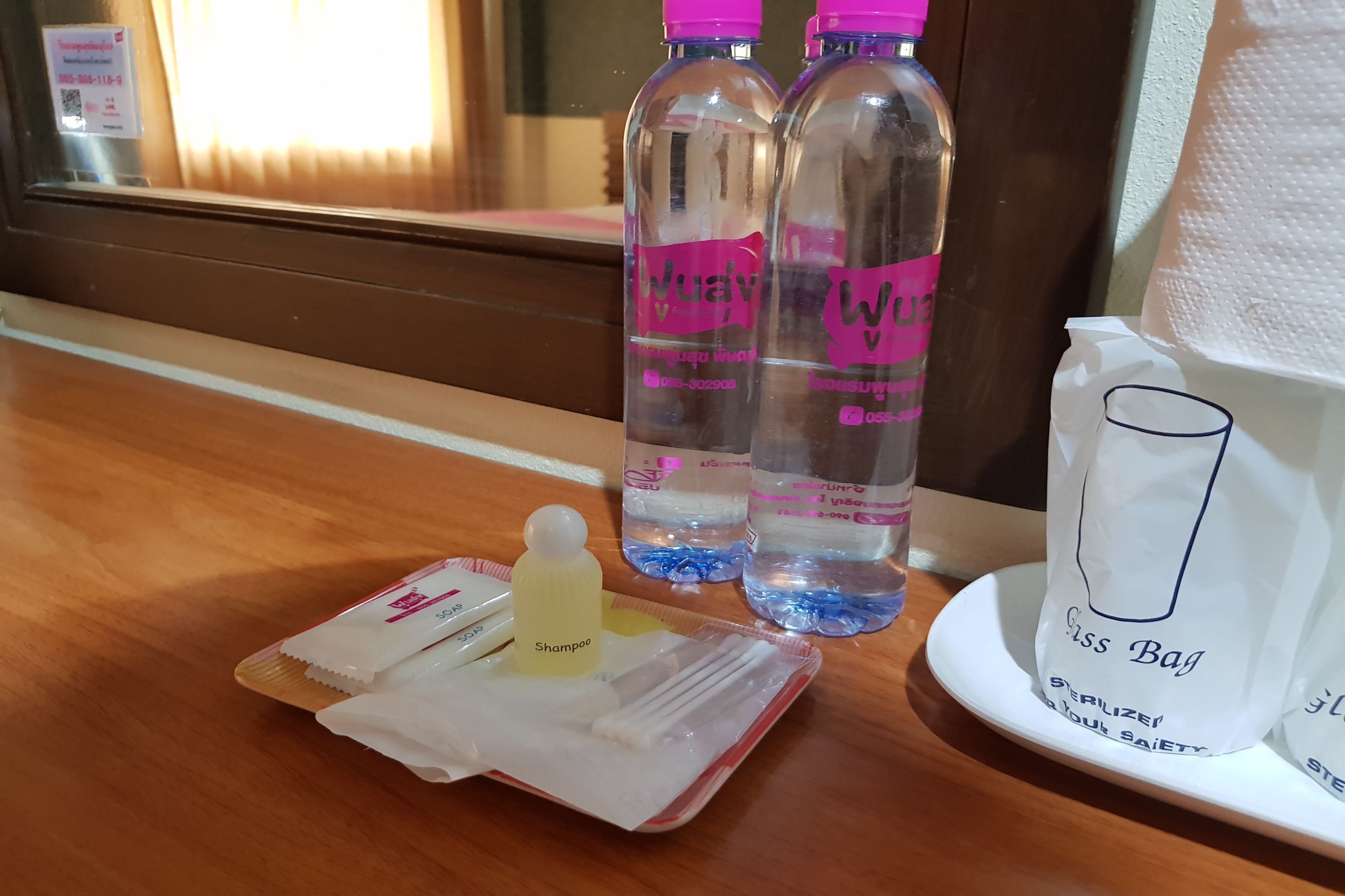 desk, free wifi, bed sheets