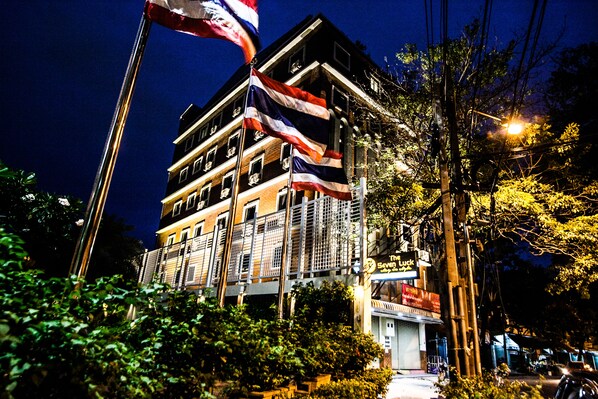 Front of property – evening/night - The Seven Luck (Bangkok)
