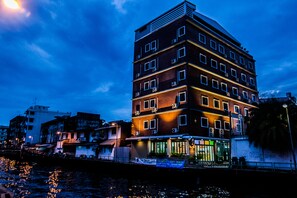 Front of property – evening/night - The Seven Luck (Bangkok)