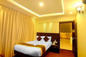 Premium bedding, desk, laptop workspace, free WiFi - Hotel Tenki Kathmandu (Kathmandu)