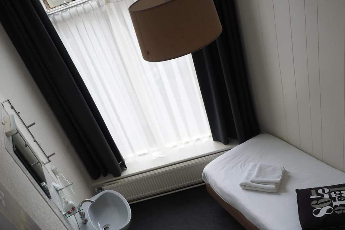 Economy-Einzelzimmer, Gemeinschaftsbad | Individuell dekoriert, individuell eingerichtet, Verdunkelungsvorhänge