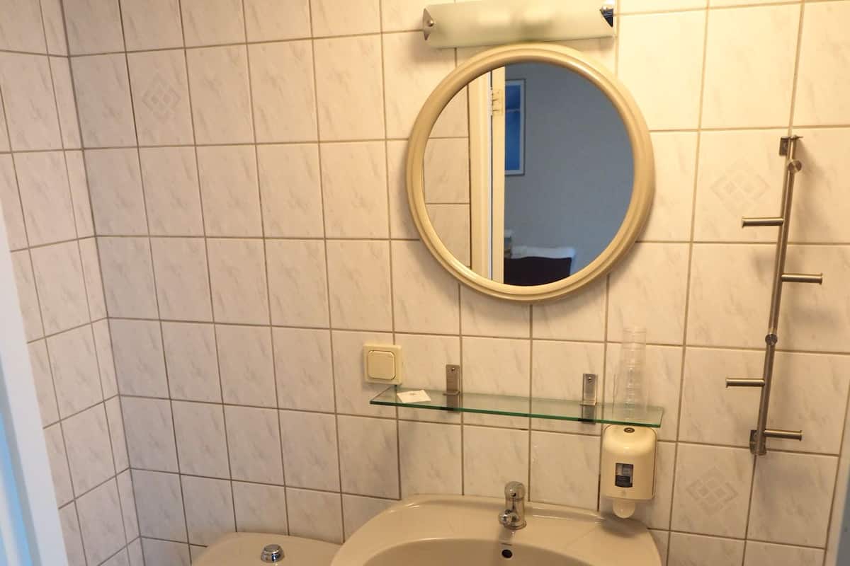 Dusche, kostenlose Toilettenartikel, Haartrockner, Handtücher