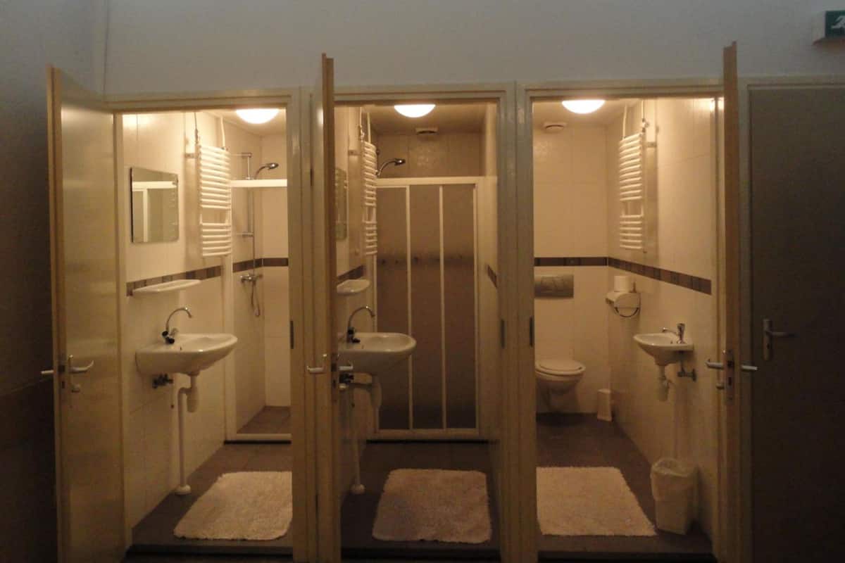 Gemeinsamer Schlafsaal | Badezimmer | Dusche, kostenlose Toilettenartikel, Haartrockner, Handtücher