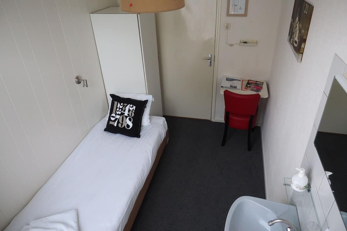 Economy-Einzelzimmer, Gemeinschaftsbad | Individuell dekoriert, individuell eingerichtet, Verdunkelungsvorhänge