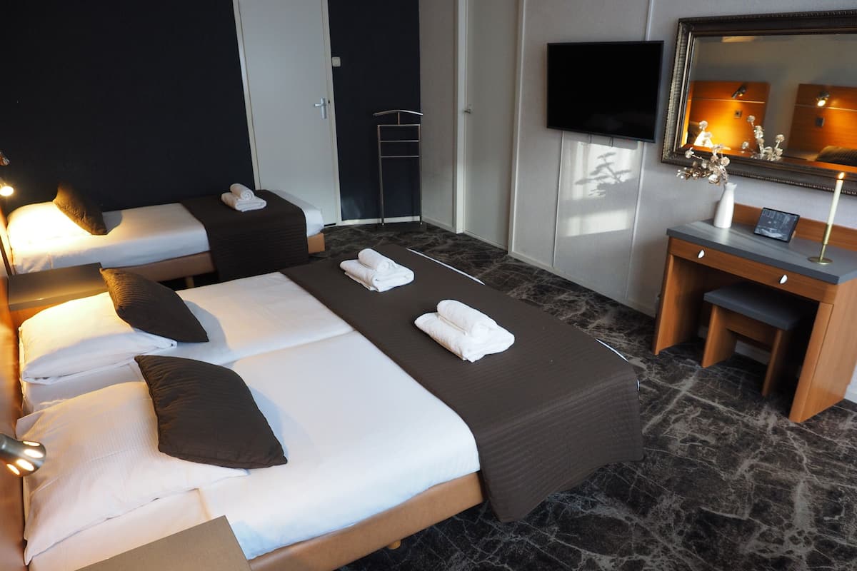 Zweibettzimmer, eigenes Bad | Individuell dekoriert, individuell eingerichtet, Verdunkelungsvorhänge