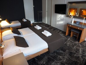 Twin Room, Private Bathroom | Individually decorated, individually furnished, blackout drapes