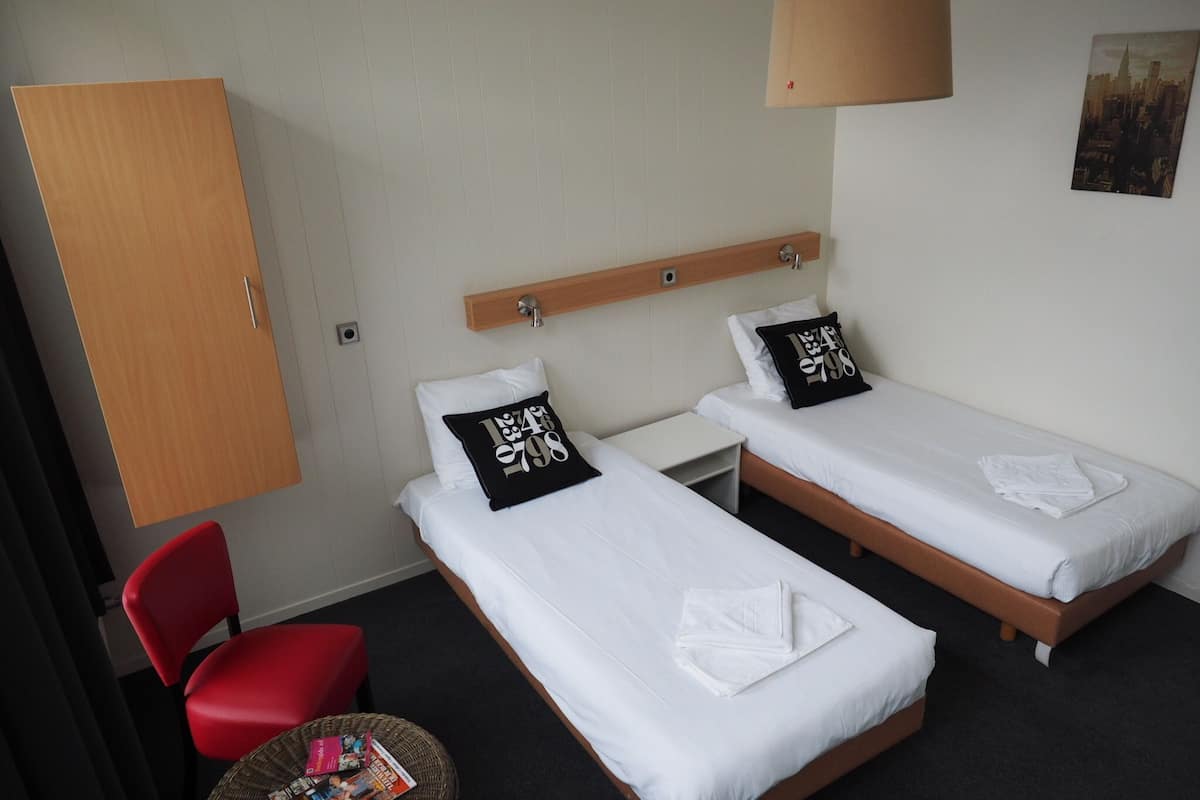 Economy-Zweibettzimmer, Gemeinschaftsbad | Individuell dekoriert, individuell eingerichtet, Verdunkelungsvorhänge