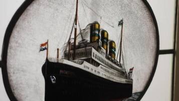Una finestra circolare con un'illustrazione di una nave.