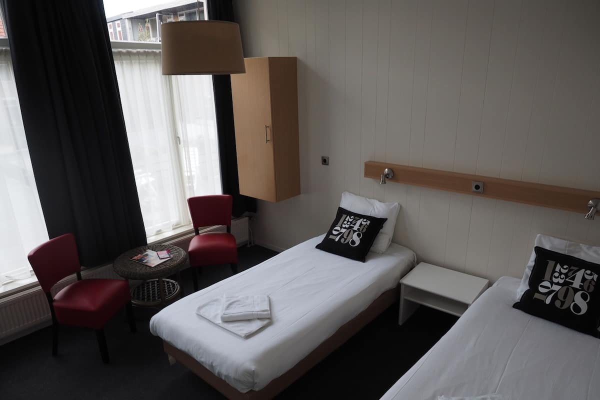 Economy-Zweibettzimmer, Gemeinschaftsbad | Individuell dekoriert, individuell eingerichtet, Verdunkelungsvorhänge