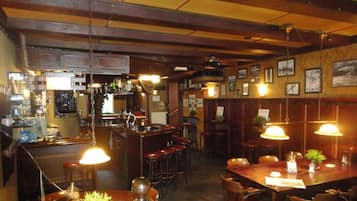 朝食、ランチ、ディナーに営業 (郷土料理)