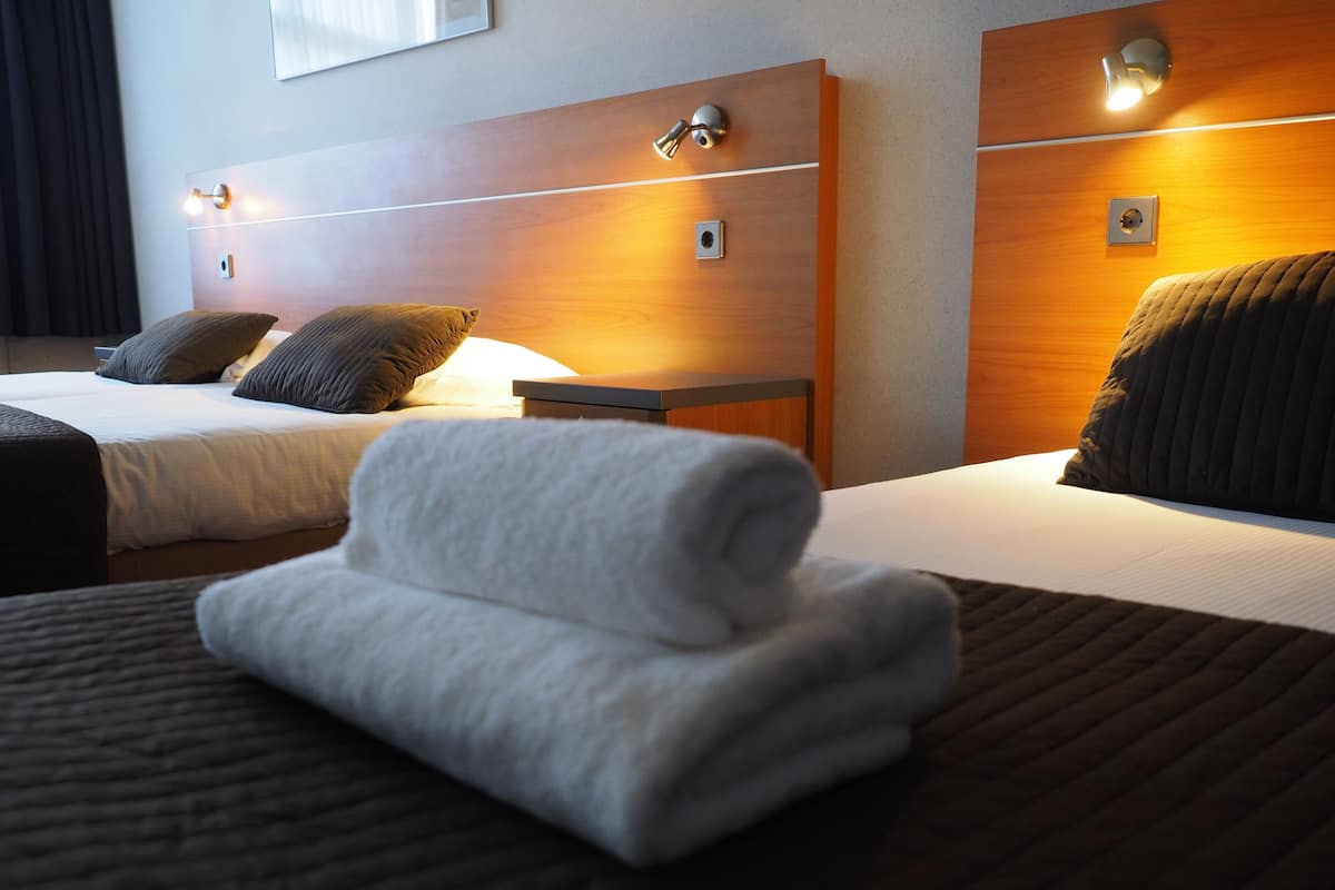 Twin Room, Private Bathroom | Blackout drapes, WiFi (free), individually decorated