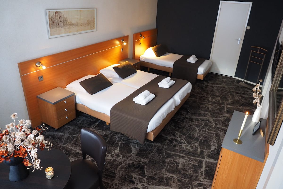 Zweibettzimmer, eigenes Bad | Individuell dekoriert, individuell eingerichtet, Verdunkelungsvorhänge