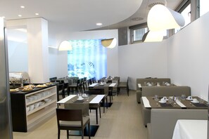 Sarapan bufet setiap hari (EUR 10 seorang)